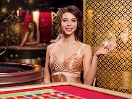 Live Dragon Tiger dealer table streaming on mahkota99 mobile app